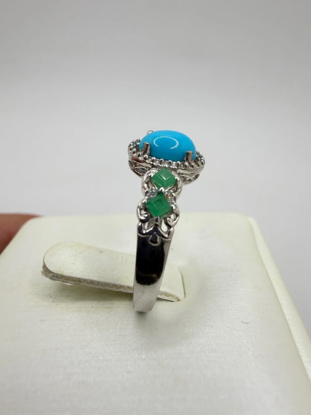 NWOT 5x7mm Sleeping Beauty Turquoise Cabochon w/ emerald accent‎ ring in 925!